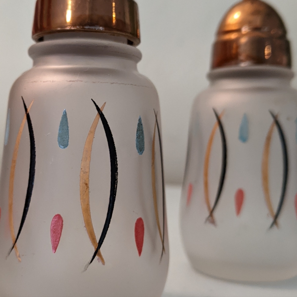 SOLD ETSYAtomic Mid Century Vintage Hazel Atlas Salt and Pepper Set - Picture 4 of 11